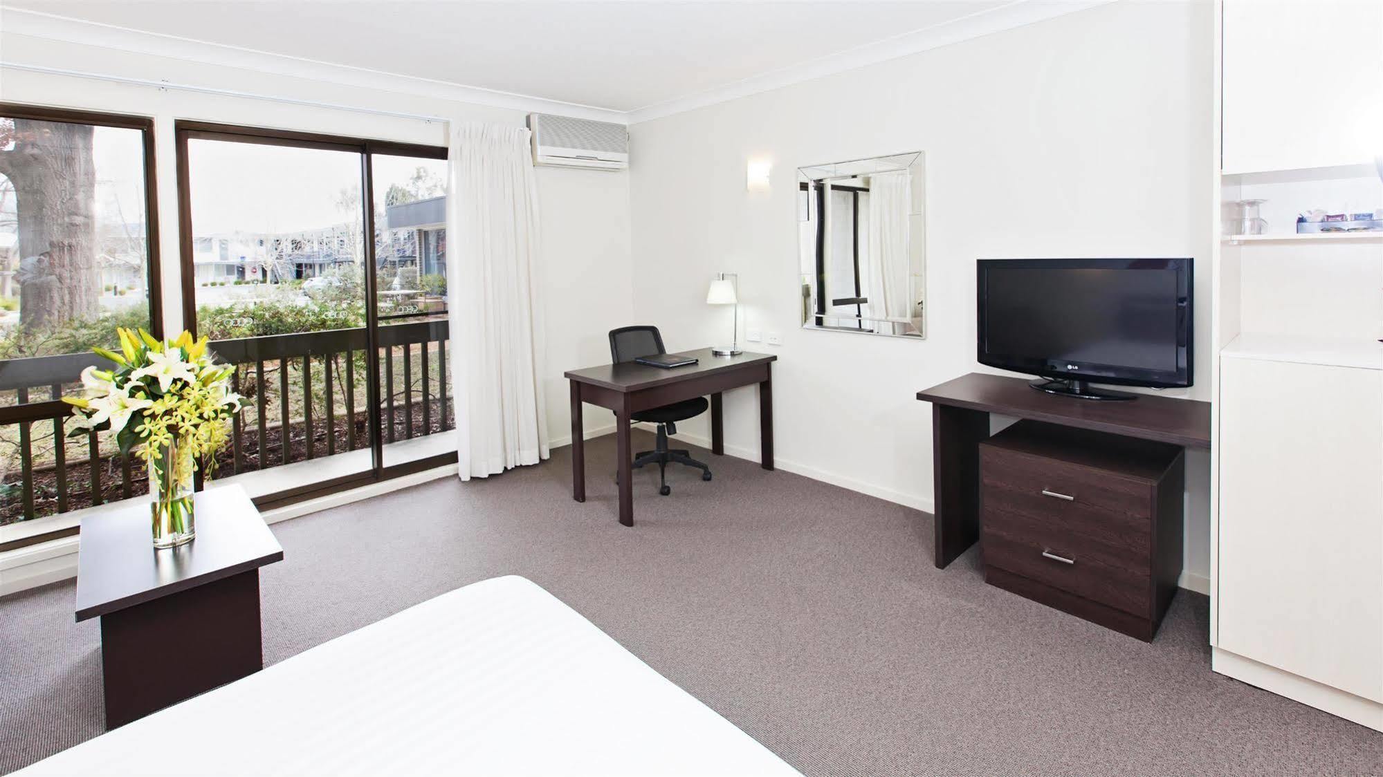 Ibis Styles Canberra Tall Trees Exterior photo